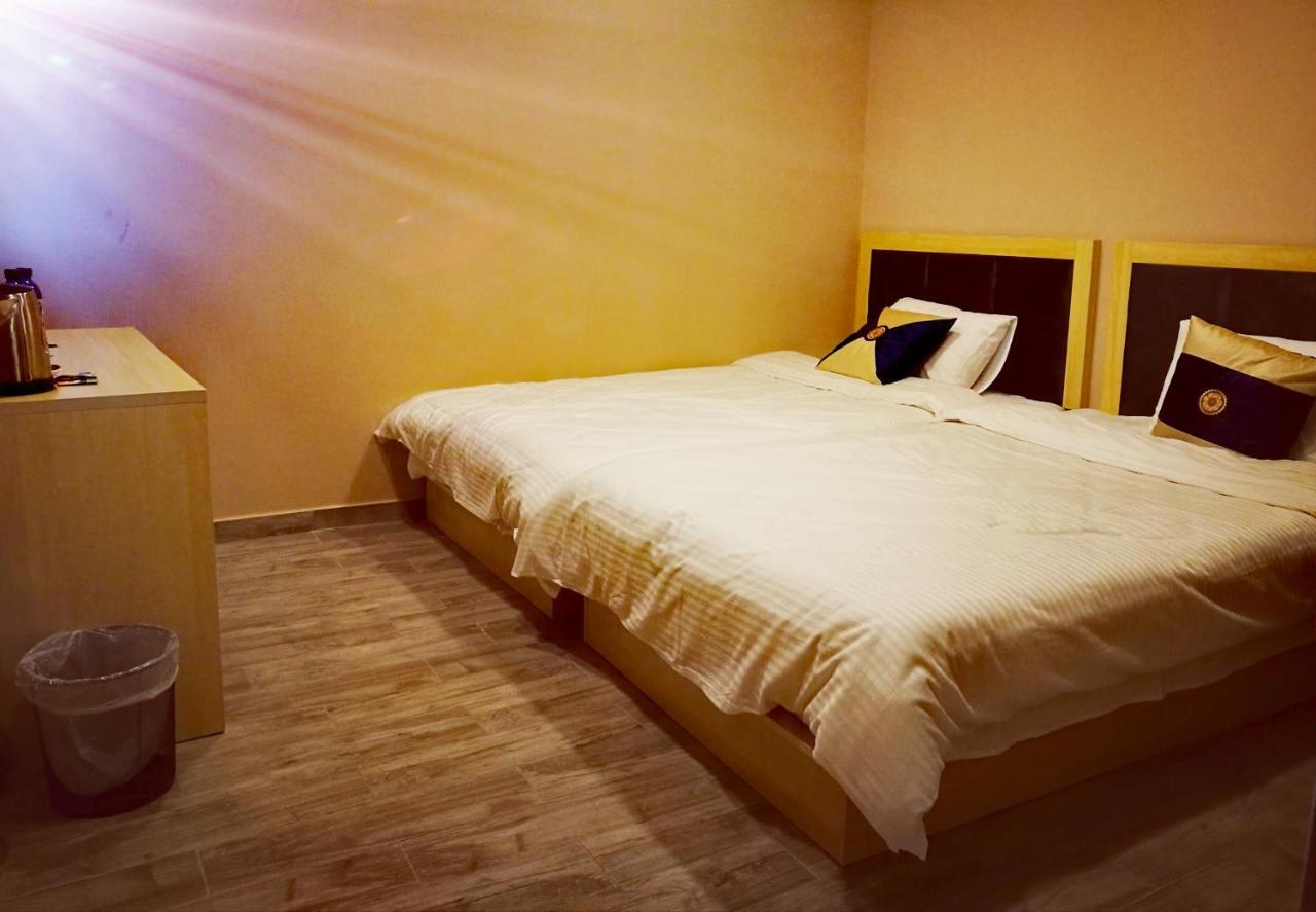 Top Boutique Hotel（首席精品酒店） Тбилиси Екстериор снимка